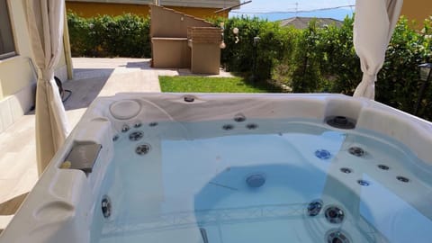 Garden, Hot Tub