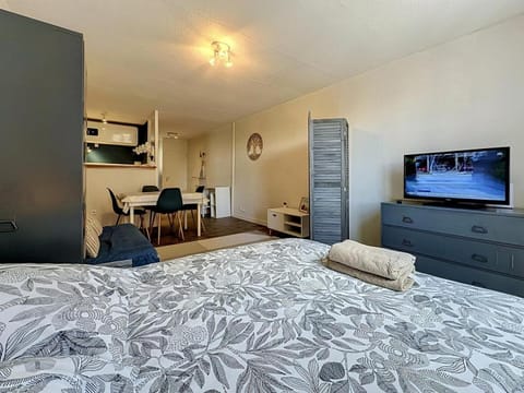 Communal lounge/ TV room, Bed, TV and multimedia, Living room, Photo of the whole room, Bedroom, towels