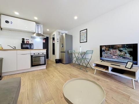 Communal lounge/ TV room, TV and multimedia, Kitchen or kitchenette, Dining area, oven, stove, toaster