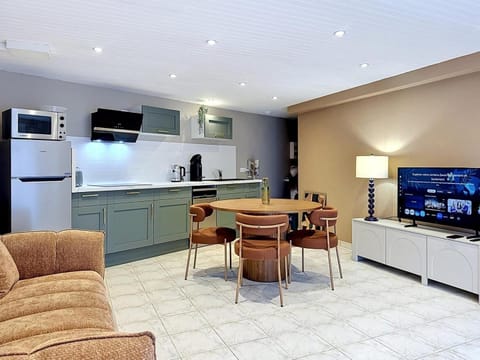 Property building, TV and multimedia, Coffee/tea facilities, Kitchen or kitchenette, Living room, Seating area, Dining area, dishwasher, oven, stove, toaster