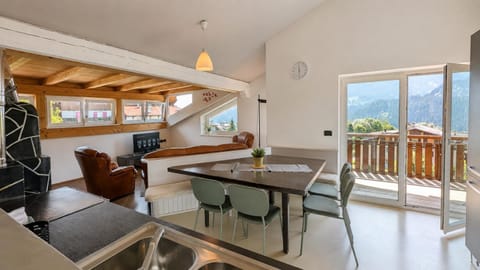 View (from property/room), Balcony/Terrace, Kitchen or kitchenette, Living room, Seating area, Dining area, Mountain view