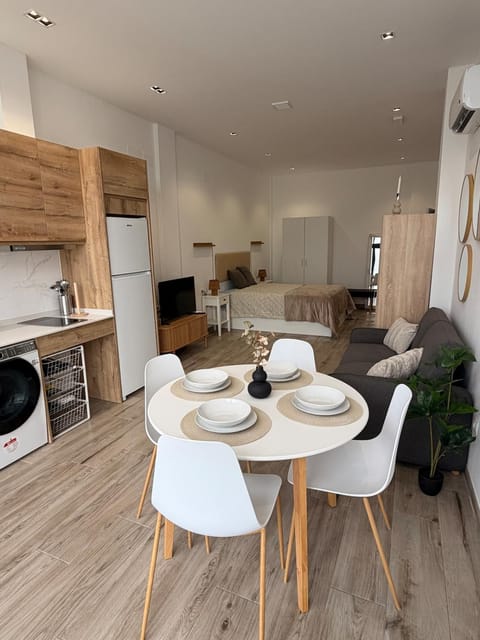 Bed, Kitchen or kitchenette, Living room, Seating area, Dining area
