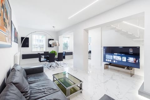 Communal lounge/ TV room, TV and multimedia, Living room, Seating area, Evening entertainment
