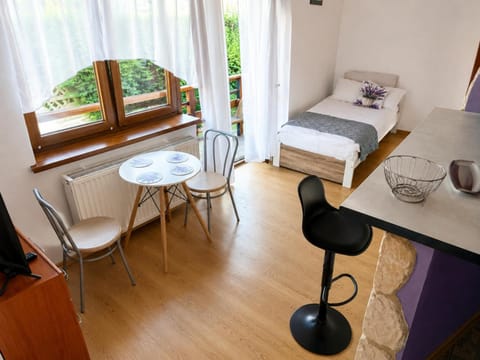 Bed, Seating area, Dining area