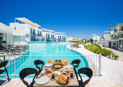 Property building, Patio, Day, Natural landscape, Food and drinks, Dining area, Food, Pool view, Swimming pool, Breakfast, Continental breakfast, Lunch, Dinner, sunbed