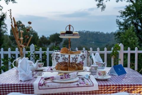 Day, Natural landscape, View (from property/room), Balcony/Terrace, Food and drinks, Dining area, Food, Mountain view