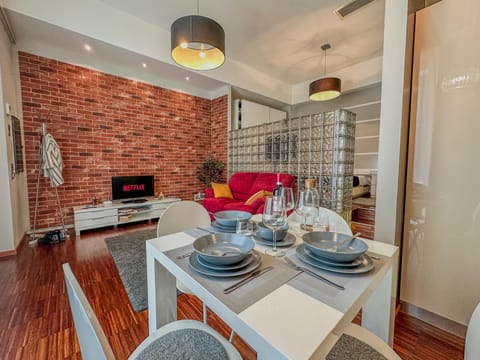 TV and multimedia, Living room, Photo of the whole room, Dining area, Meals, Lunch, Dinner
