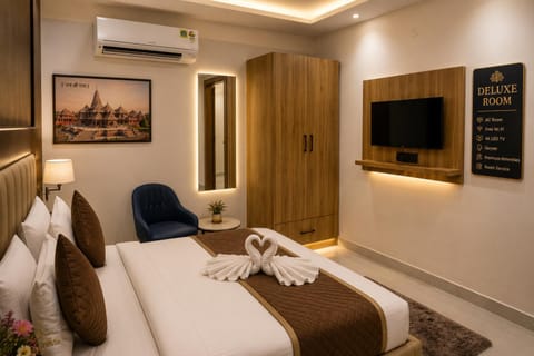 Bed, TV and multimedia, Living room, Photo of the whole room, Seating area, Bedroom, wardrobe, air conditioner