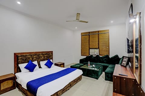 Bed, TV and multimedia, Photo of the whole room, Bedroom, fireplace, air conditioner