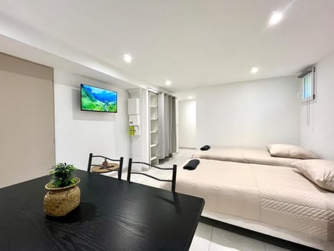 Bed, TV and multimedia, Photo of the whole room, Dining area, heating, storage, towels, kitchen