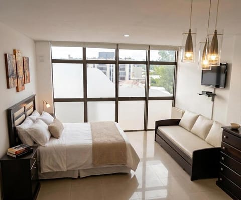 Bed, TV and multimedia, Photo of the whole room, Bedroom