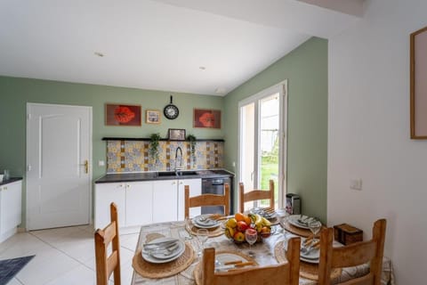 Kitchen or kitchenette, Dining area, stove