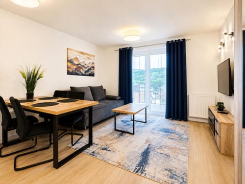 TV and multimedia, Living room, Seating area, Dining area