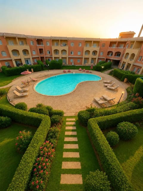Property building, Communal lounge/ TV room, Spring, Day, Garden, Evening entertainment, Garden view, Pool view, Swimming pool, sunbed