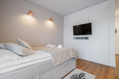 Bed, TV and multimedia, Photo of the whole room, Bedroom, towels