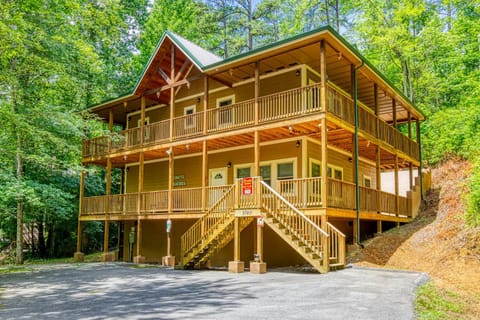 Property building, Spring, Day, Neighbourhood, Natural landscape, View (from property/room), View (from property/room), Balcony/Terrace, Balcony/Terrace, Decorative detail, Decorative detail, Pets, Pets, pet friendly, pet friendly