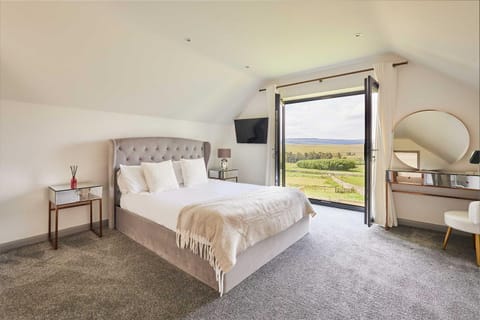 Bed, Natural landscape, TV and multimedia, Bedroom
