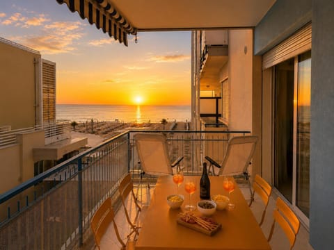 Patio, Natural landscape, View (from property/room), Balcony/Terrace, Food and drinks, Dining area, Food, Sea view, Sunrise, Sunset