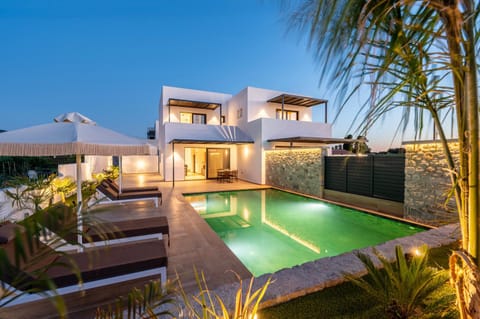 Property building, Patio, Day, Natural landscape, Garden, Garden view, Pool view, Swimming pool, sunbed
