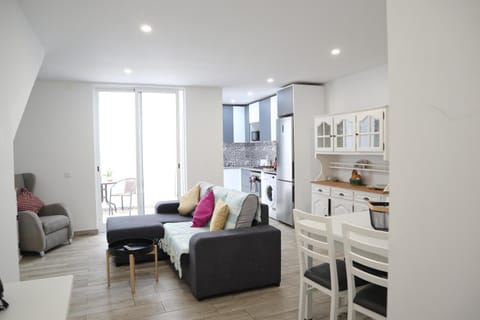 Coffee/tea facilities, Kitchen or kitchenette, Living room, Photo of the whole room, Seating area, Dining area