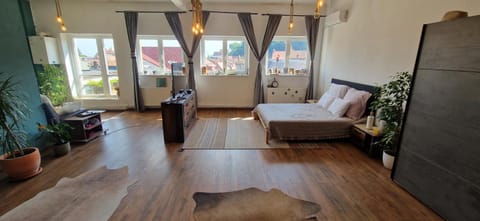 Bed, TV and multimedia, Photo of the whole room, Bedroom