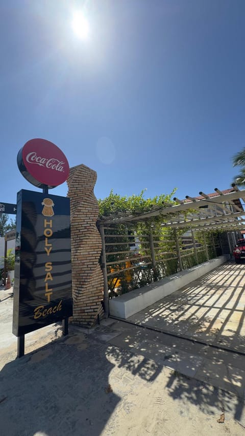 Restaurant/places to eat, Day, Logo/Certificate/Sign, Street view