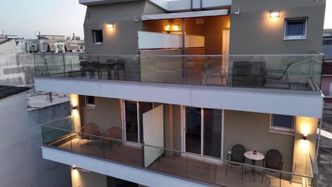 Property building, Day, Balcony/Terrace