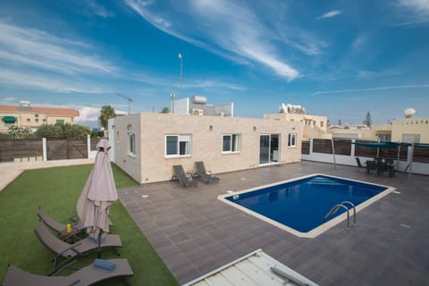 Property building, Garden, Swimming pool