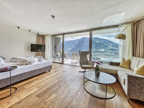 Hot Tub, TV and multimedia, Balcony/Terrace, Living room, Seating area, Bedroom, City view, Landmark view, Mountain view