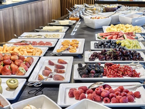 Restaurant/places to eat, Buffet breakfast