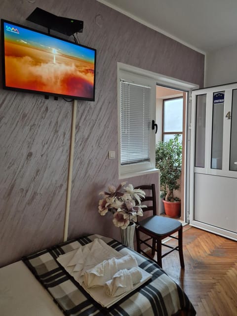 Bed, TV and multimedia, Bedroom, towels