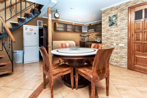 Kitchen or kitchenette, Living room, Photo of the whole room, Decorative detail, Dining area