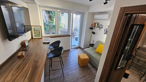 TV and multimedia, Kitchen or kitchenette, Living room, Seating area, Dining area, air conditioner