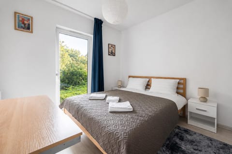 Bed, Photo of the whole room, Bedroom, towels