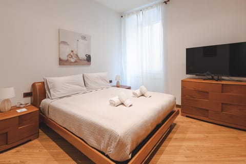 Bed, TV and multimedia, Bedroom, towels