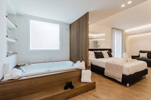Bed, Hot Tub, Photo of the whole room, heating, air conditioner