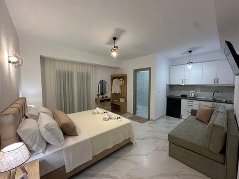 Bed, TV and multimedia, Kitchen or kitchenette, Photo of the whole room, Seating area, towels