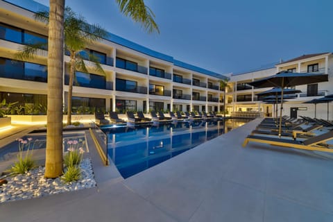 Property building, Day, Pool view, Swimming pool, Swimming pool, sunbed