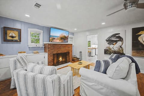 Communal lounge/ TV room, TV and multimedia, Living room, Seating area