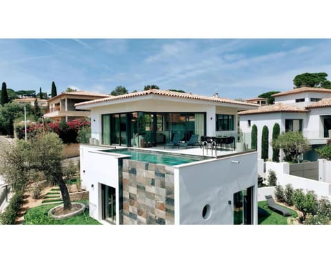 Property building, Day, Garden, Garden view, Pool view, Swimming pool