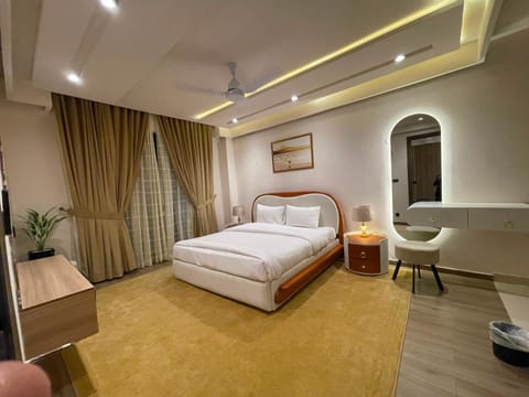 Bed, Living room, Photo of the whole room, Seating area, Bedroom