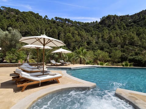 Garden, Hot Tub, View (from property/room), Swimming pool