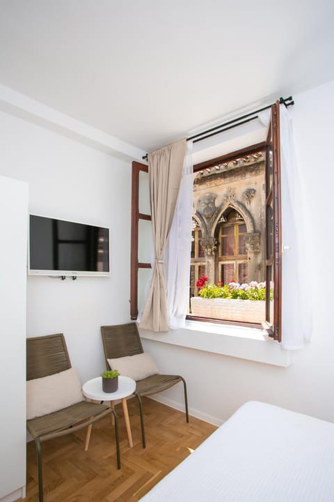 TV and multimedia, View (from property/room), Photo of the whole room, Seating area, Bedroom, Landmark view