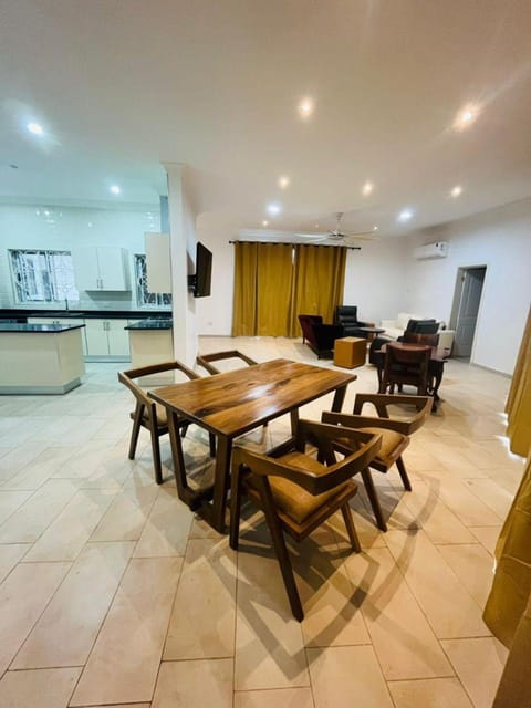 TV and multimedia, Kitchen or kitchenette, Living room, Seating area, Dining area