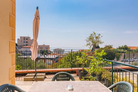 Garden, View (from property/room), Balcony/Terrace, Dining area, Sea view