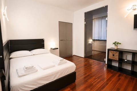 Bed, TV and multimedia, Photo of the whole room, Bedroom, towels, wardrobe