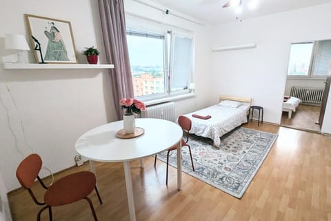 Bed, Seating area, Dining area