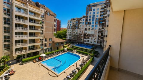 Property building, Day, Pool view, Swimming pool, sunbed