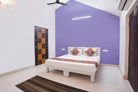 Bed, Photo of the whole room, Bedroom, fireplace