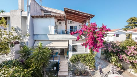 Property building, Garden, Balcony/Terrace